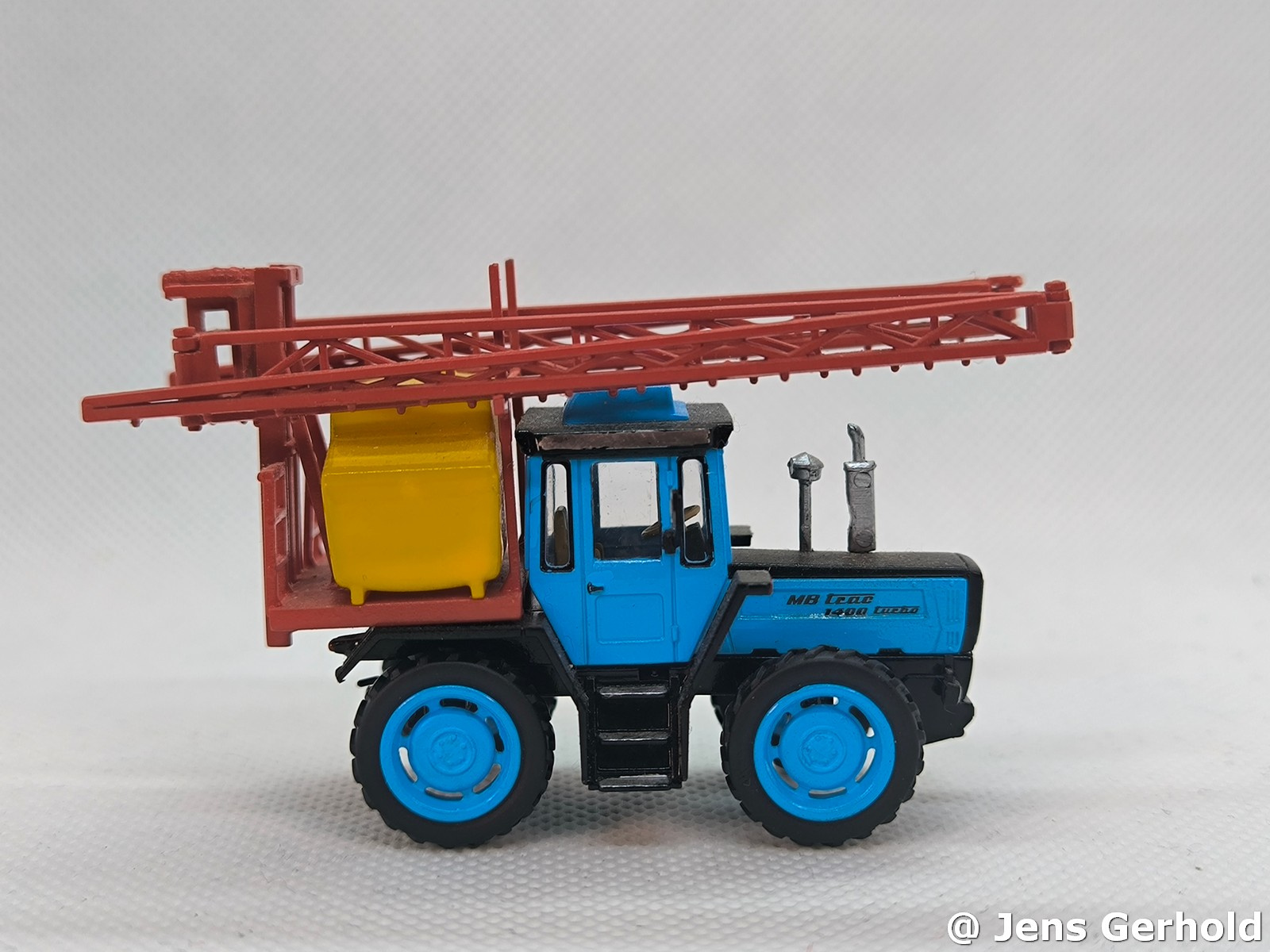 MB Trac 1400 mit Großflächenspritze